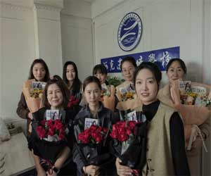 主题活动 阳春三月春意暖 巾帼花开别样红
